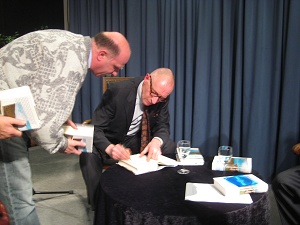 Ulrich Raulff beim Signieren